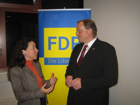 Bundesminister Dirk Niebel im Gesprch mit FDP-Landtagskandidatin Dr. Annette Trabold