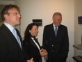 Ernst Pfister (re.) im Gesprch mit Dr. Annette Trabold und Achim Westermann, Partner Manager SNP AG
