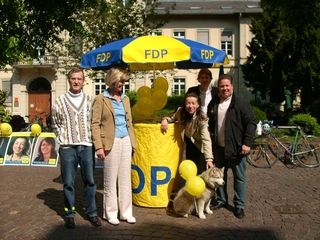 Altstadt, 25.4., FDP Infostand mit Hund
